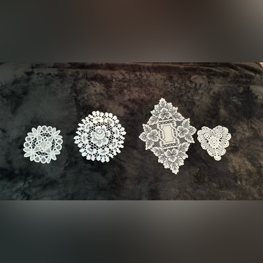 Bundle of 4 small doilies